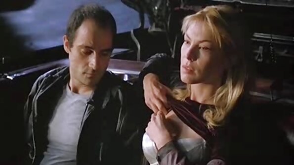 Blondynka w prześwitującej sukience i białych pończochach siedzi na brzegu wanny, głaszcząc się. Facet podchodzi do niej, całuje ją i zaczyna jej dotykać. Robi mu ostry seks darmowe filmiki cios, a potem...