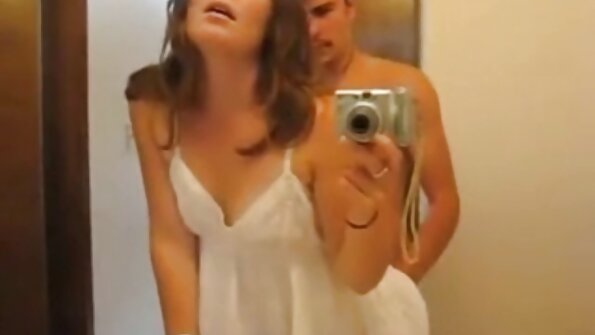 Kręcona brunetka dotyka się darmowe filmy porno ostre
