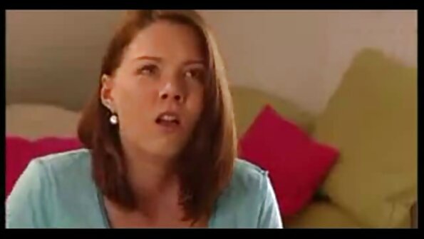 Taylor Lain zsuwa ostrysekx obcisłe dżinsy i masturbuje się