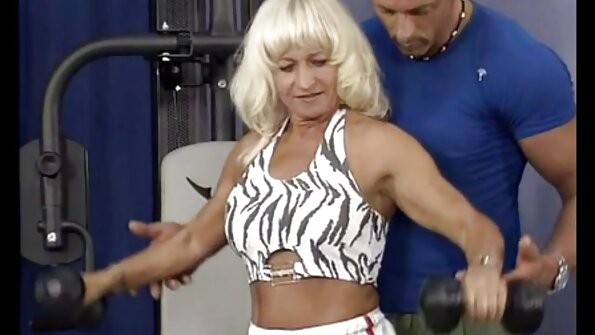 Alexandra ostre filmy porno za darmo powoli rozbiera się na łóżku