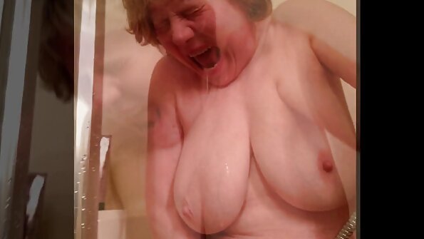 Sara James ostry sex darmowe filmy pokazuje swój mały krągły tyłek i piersi