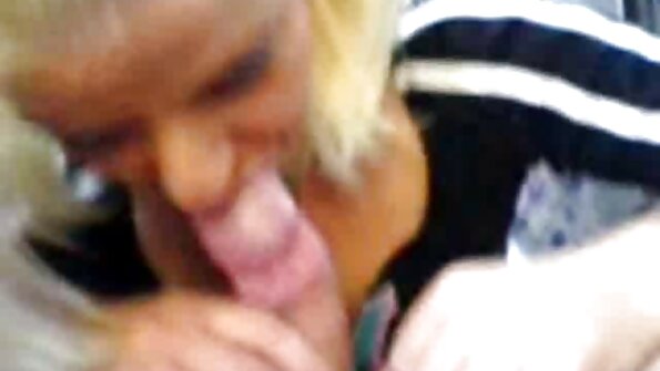 Seksowna blondynka pokazuje swoje seksowne ostre filmiki erotyczne nogi w białych rajstopach
