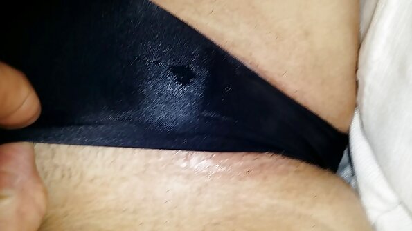 Piękna blondynka pokazuje swoje nabrzmiałe cycki filmiki ostry sex