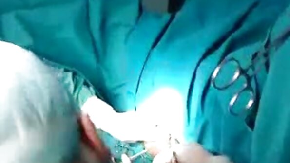 Młoda dziewczyna głaszcze, ssie ostry sex filmik i pieprzy kutasa