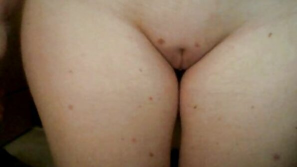 Słodka nastolatka pokazuje swoje sex za darmo ostry sterczące cycki