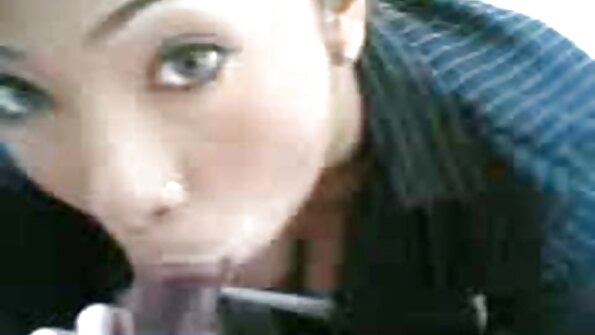 Gorąca blondynka z wielkimi cyckami filmiki ostry sex bawi się z królikiem