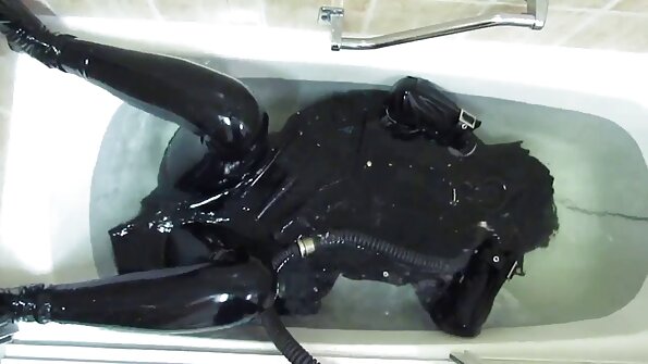 Młoda dziewczyna i chłopak siedzą na kanapie, całują się językami. Opuszcza koszulę, żeby mógł bawić się jej cyckami. Nieco ostre filmy porno darmowe później oboje są nadzy, a ona ssie jego kutasa, zanim on ją zerżnie...