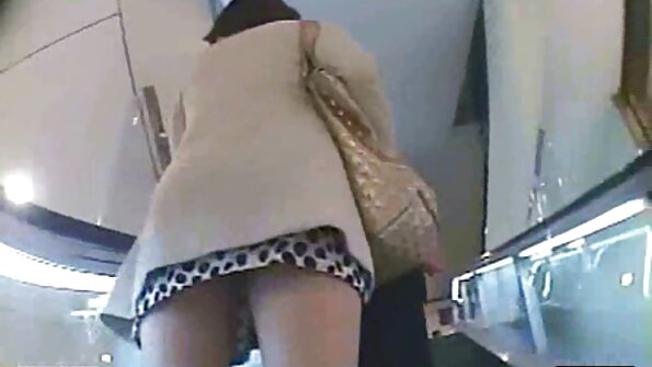 Autumn Riley zdejmuje bluzkę ostrysekx i podskakuje na łóżku